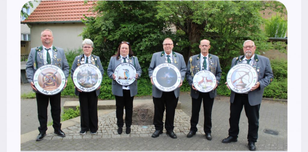 v.l.: Pistolenkönig Björn Jäger, Große Königin Silvia Meyer, Kleine Königin Jeanniene Hermann, Großer König Thomas Lieske, Kleiner König Holger Obst und Armbrustkönig Diethelm Meyer